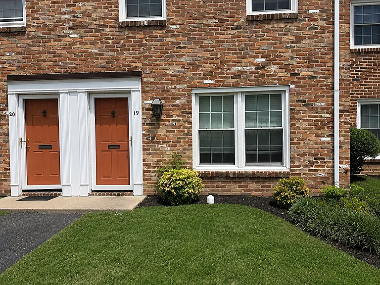 19 Towne Square Dr — Photo 1