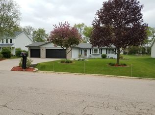 805 Meadow Crest Dr, Rockton, IL 61072