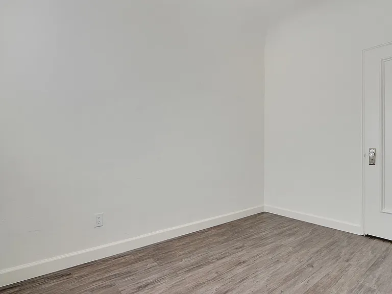 232 S Reeves Dr — Photo 31