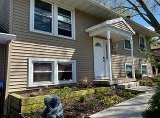 2006 Woodhavens Dr, Bloomington, IL 61701