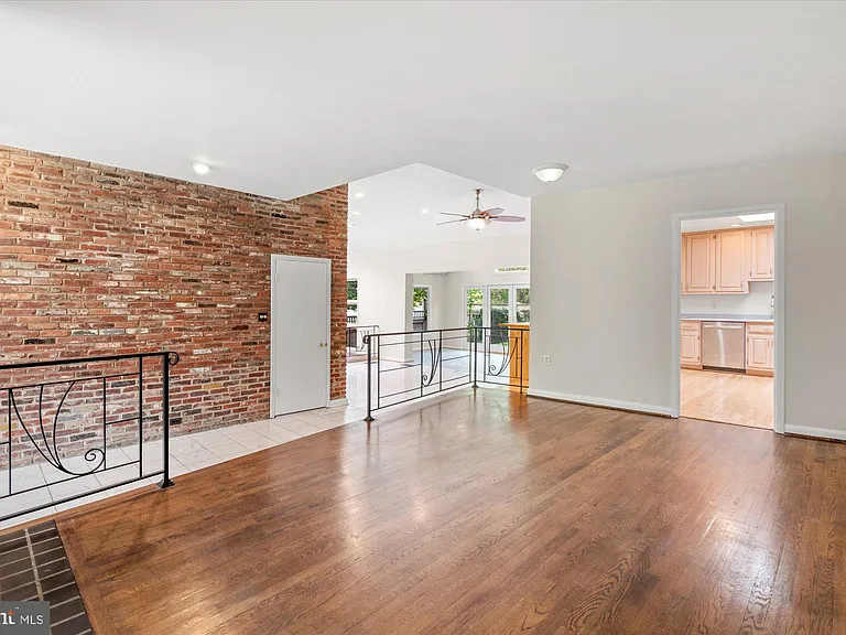 7504 Radnor Rd — Photo 5