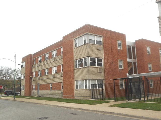 1st image of 2401 W Balmoral Ave APT 1A