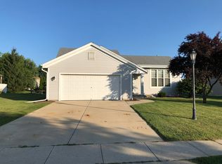 1342 Chesterwood Ln, Pewaukee, WI 53072