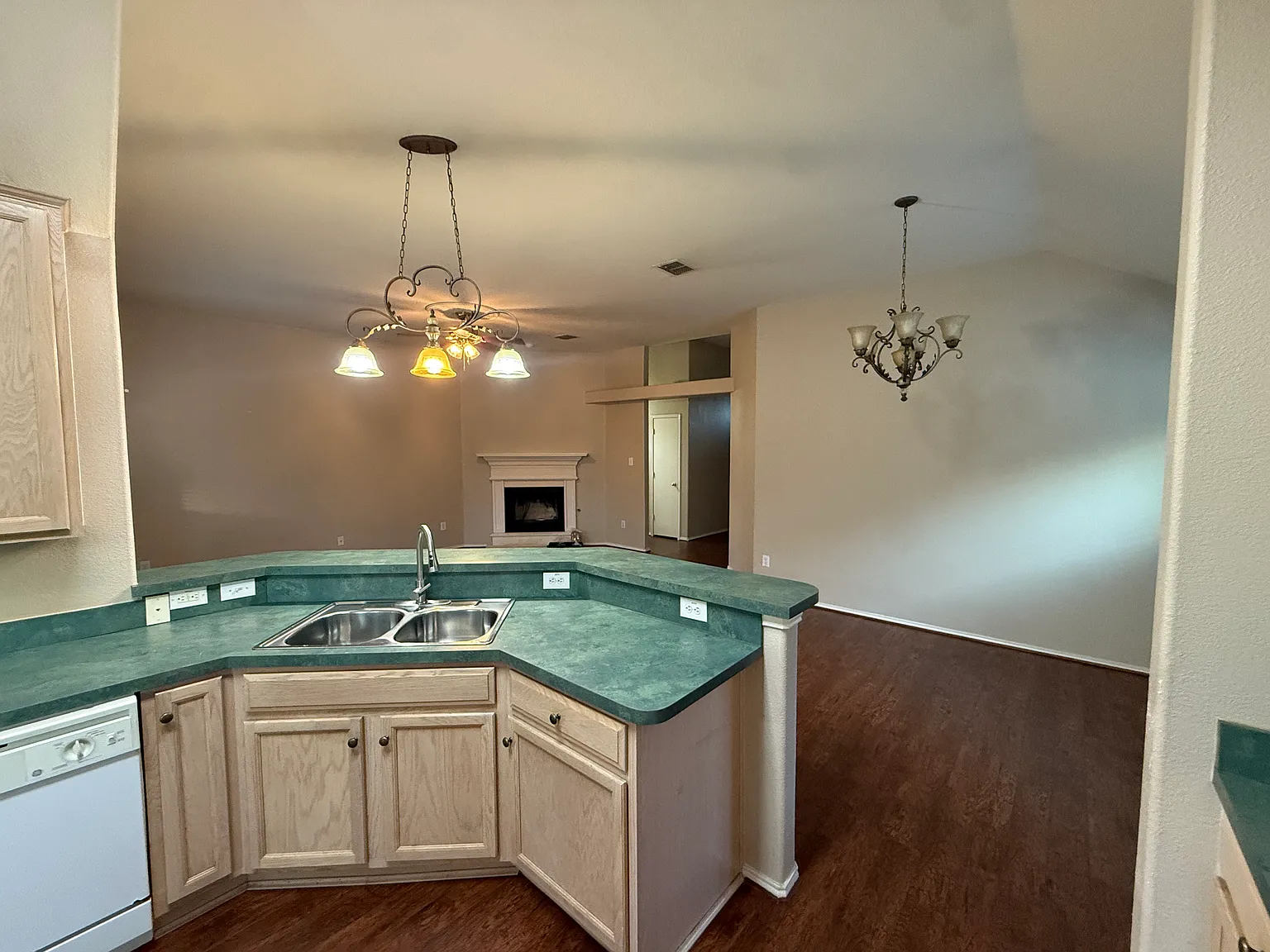 3 bed, 1578 sqft, $2,100 — Photo 2