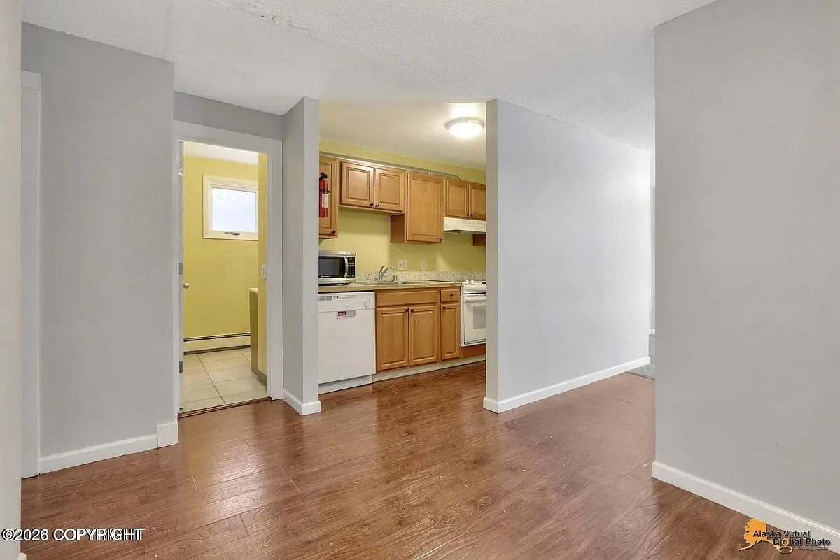 Building Photo - 1460 W 26th Ave #8