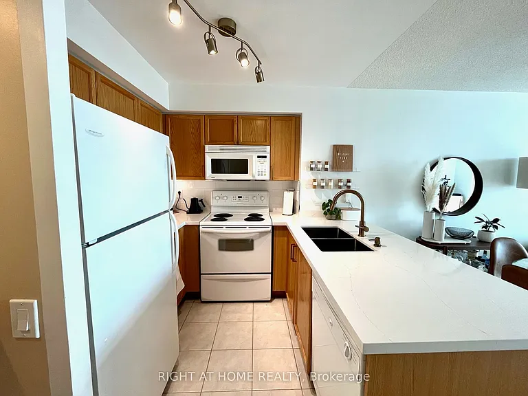 28 Harrison Garden Blvd #1007 — Photo 3