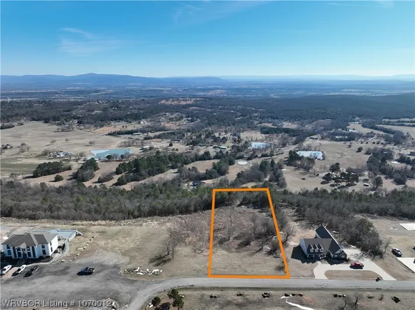 2 Clubhouse Ln, Wister, OK 74966