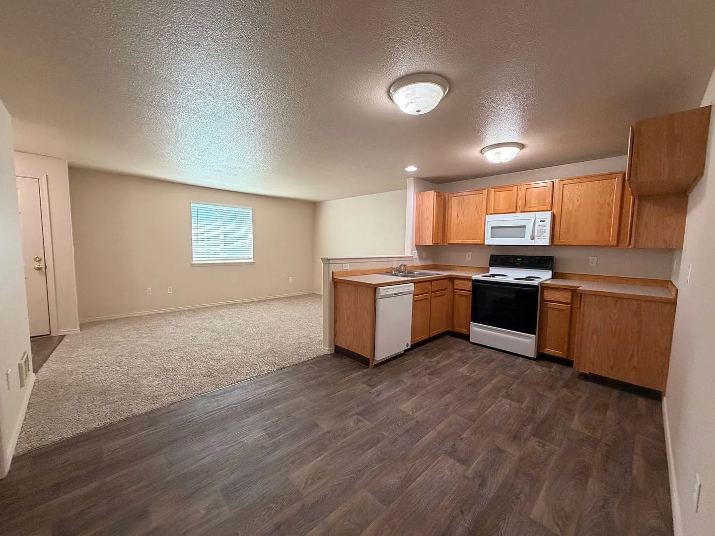 Charming Townhome Nestled In Sw Redmond!! — Photo 2