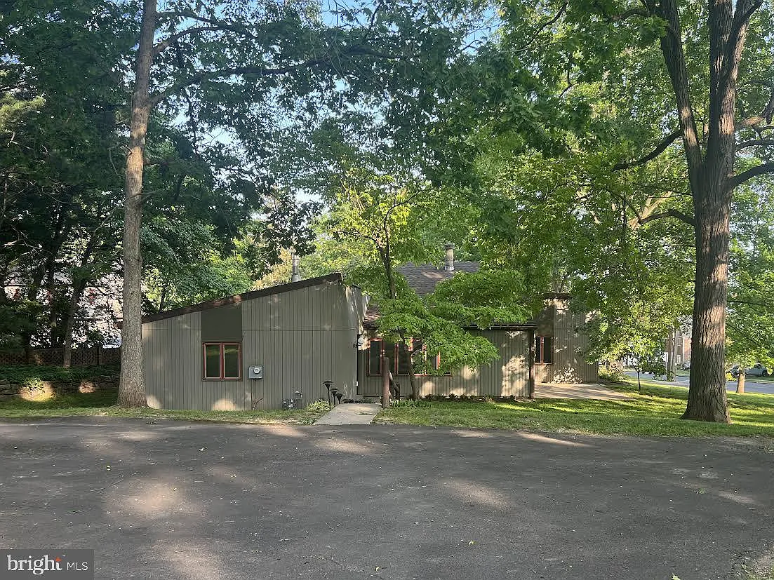 137 Lafayette St photo 1