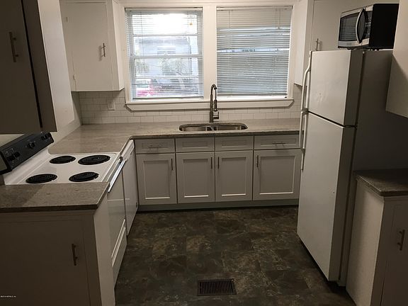 3rd image of 2350 Oak St APT 2