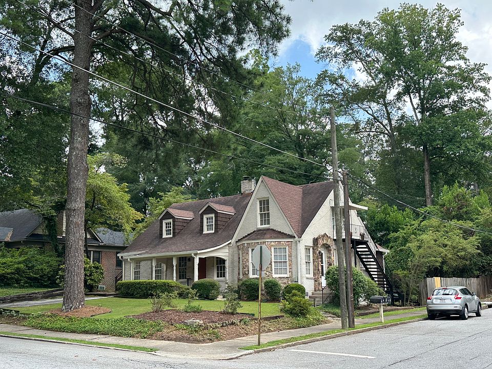 Victorian style home. Eden Fresh Market 5 minute walk, College Park Marta station 1/2 mile walk