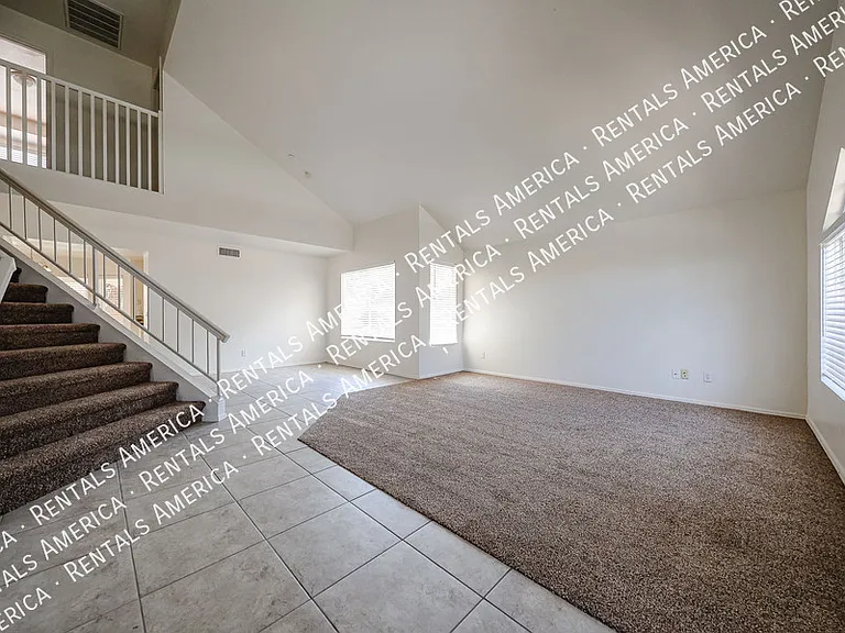2361 W Myrtle Dr — Photo 2