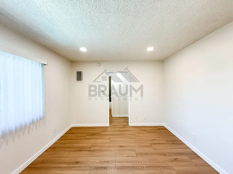 6336 TUJUNGA AVE. — Photo 11