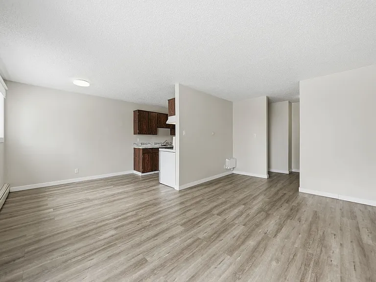 633 28th St W — Photo 25