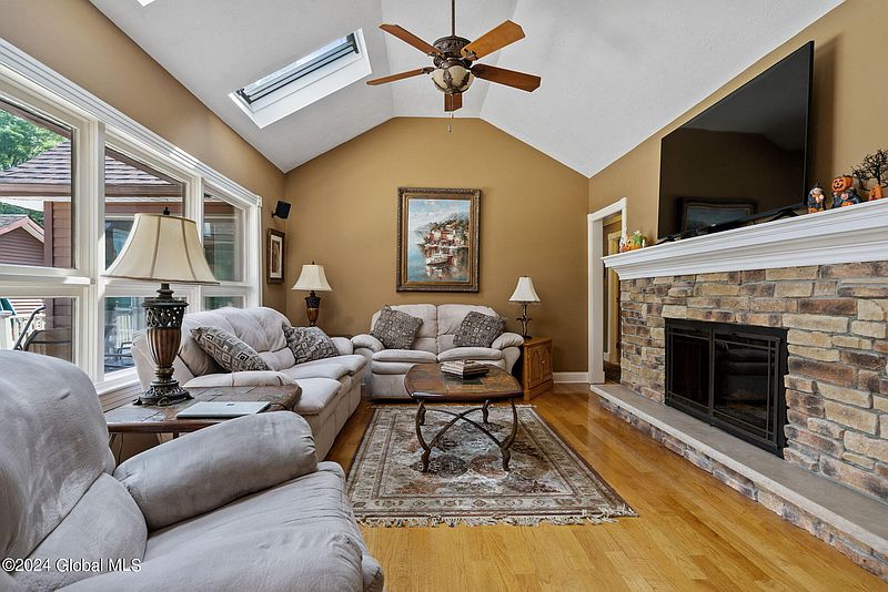 4th image of 8 Dennis Terrace