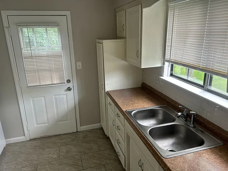 327 NW Gibson Rd — Photo 9