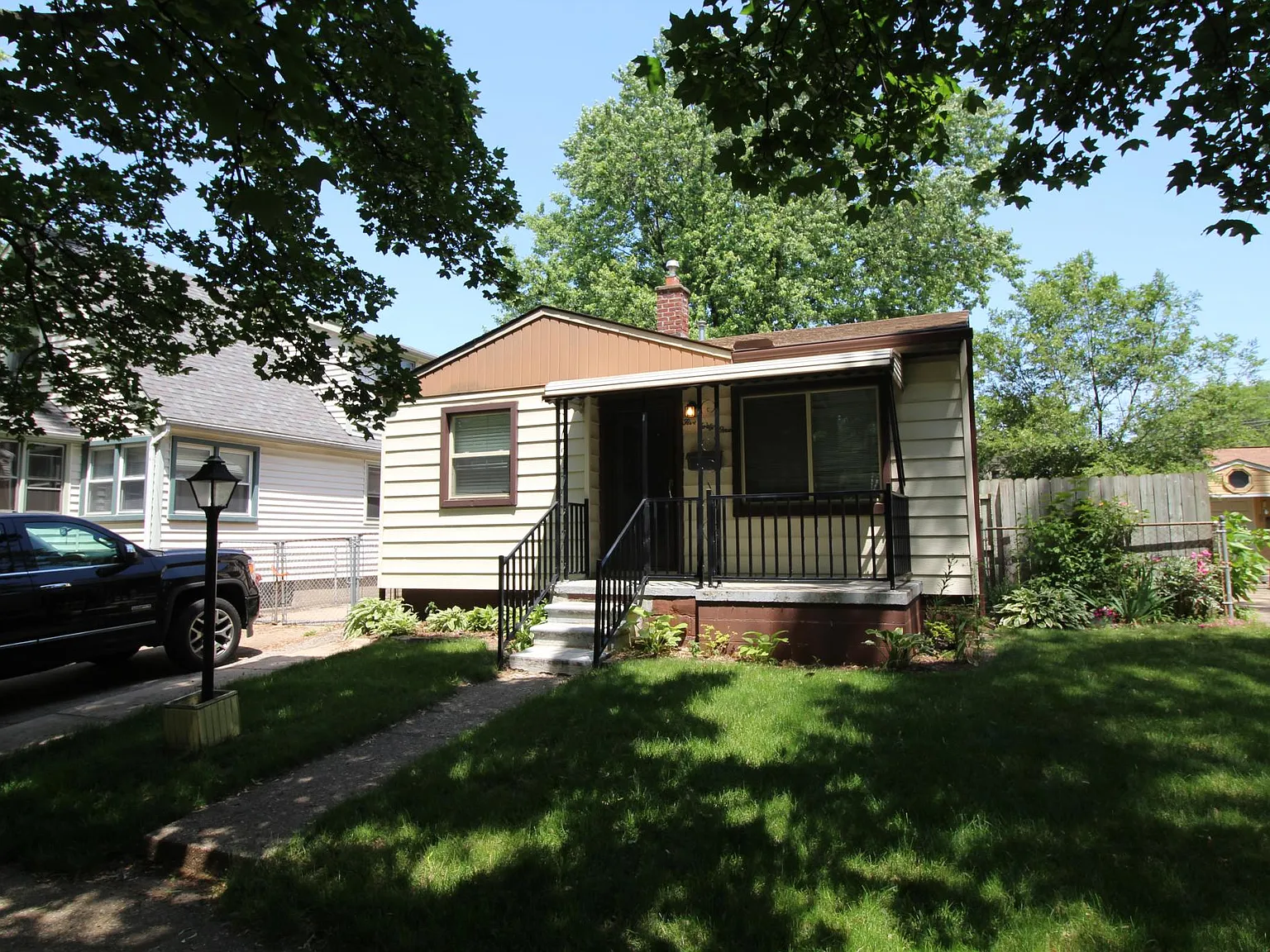 3 bed, 1000 sqft, $1,500 — Photo 2