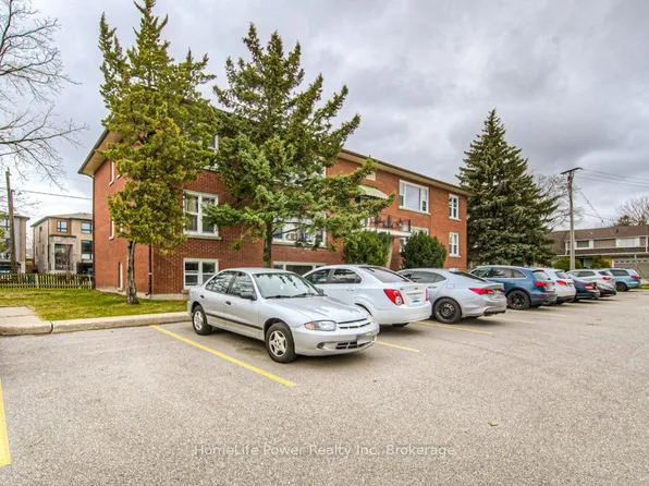 15 Floral Cres, Kitchener, ON N2G 3B3