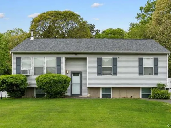 650 N Dunton Ave, East Patchogue, NY 11772