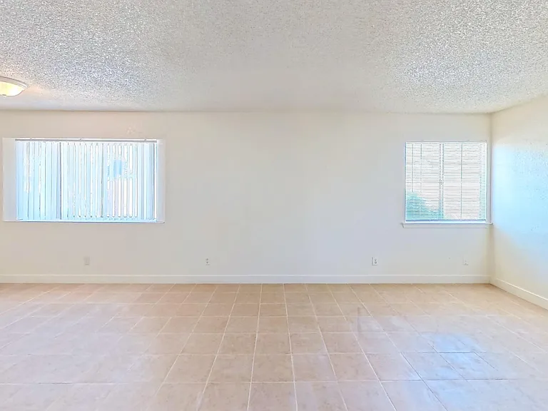 4405 N Dante Ave — Photo 8