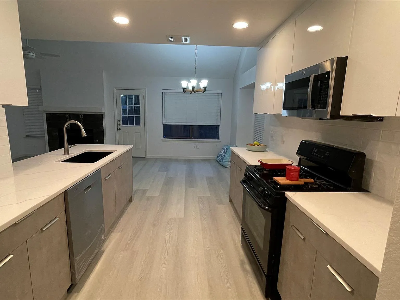 3 bed, 2.5 bath, 1400 sqft, $2,100 — Photo 3