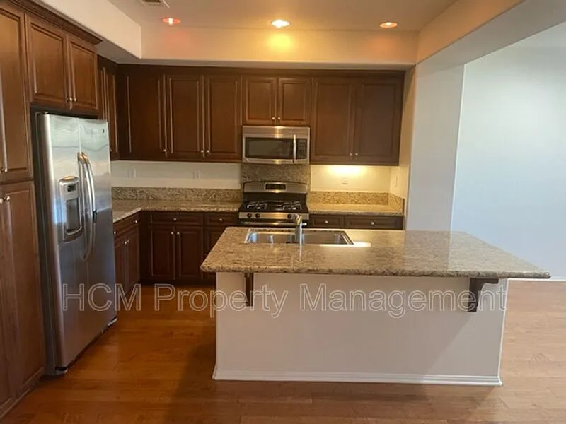 3 bed, 3.0 bath, 1750 sqft, $4,200 — Photo 2