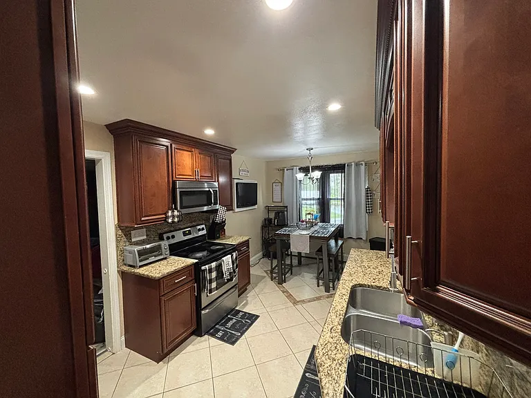 181 Hubbell Ave — Photo 17