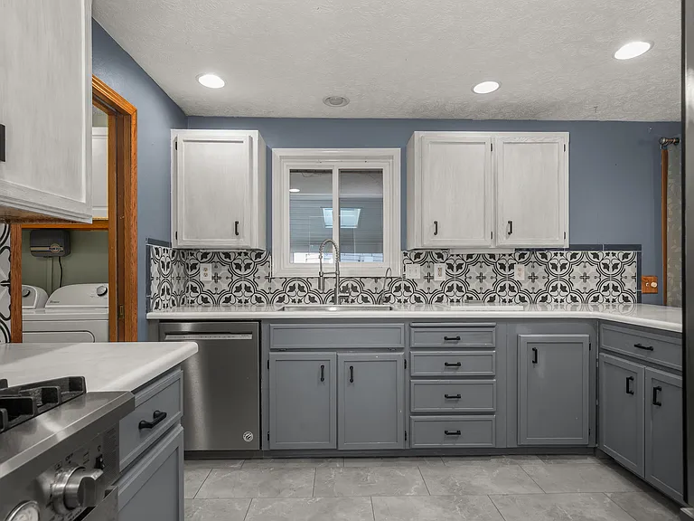 224 W 4th St — Photo 11