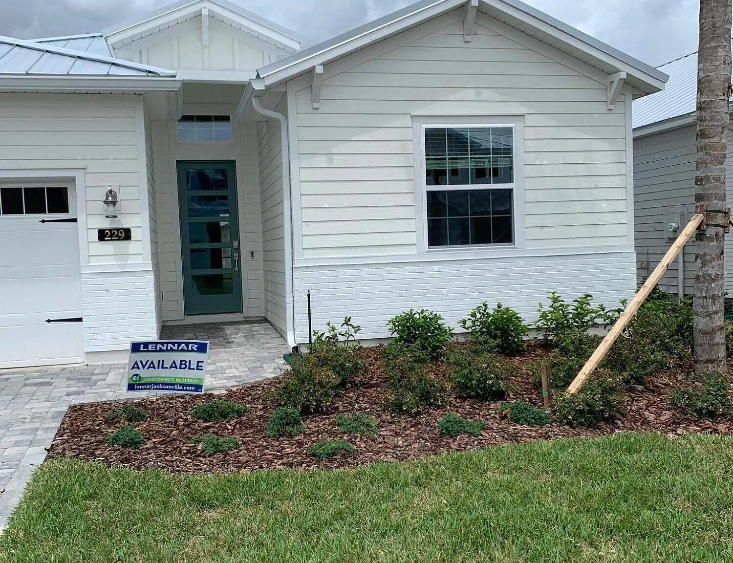 4 bed, 3.0 bath, 2100 sqft, $3,699 — Photo 2