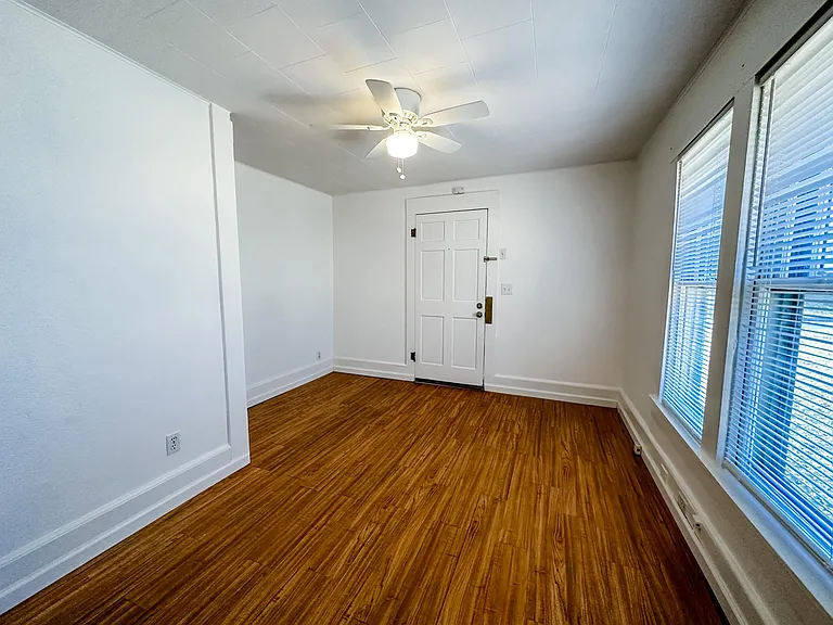 1025 Prickett Ave — Photo 7
