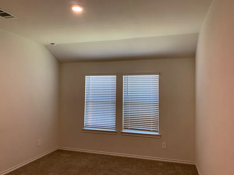 240 Boxwood Dr — Photo 7