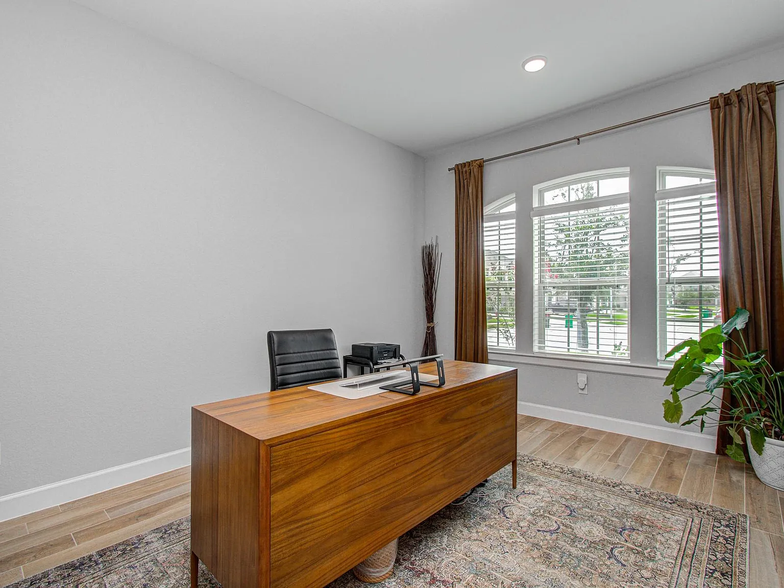 3 bed, 2.0 bath, 2292 sqft, $3,000 — Photo 4