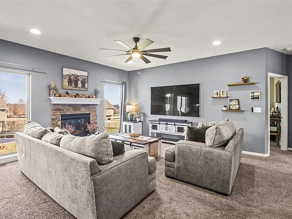 4th image of 818 W Rader St