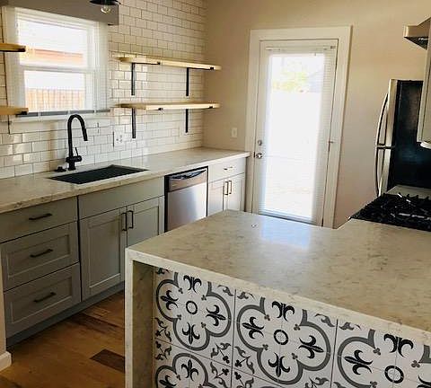 Designer kitchen with quartz countertops, slow close high en