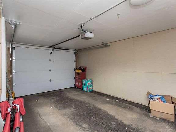 2nd image of 10 S Valley Cres