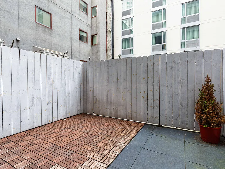 230 E 44th St #2D — Photo 1