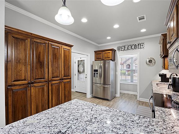 5th image of 213 Cobblestone Ct
