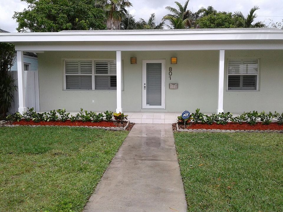 1st image of 801 SE 9th St