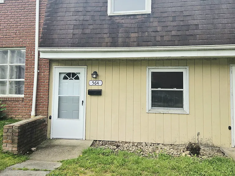 564 Caddy Dr — Photo 2