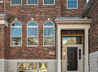 27W714 N Meadowview Dr, Winfield, IL 60190