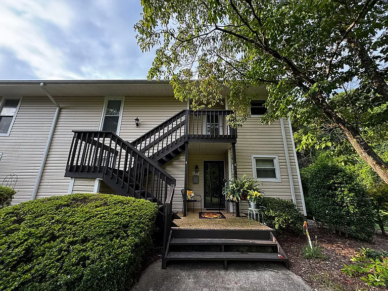 132 Turnwood Ln — Photo 1