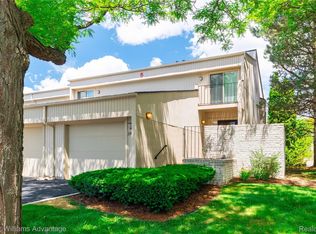 39478 Country Ln, Novi, MI 48375