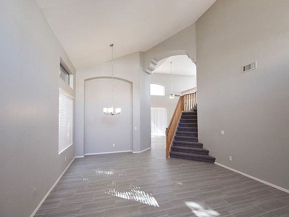 3rd image of 1151 W Tremaine Ave