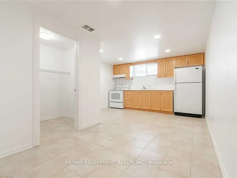 134 Marcella Cres #B — Photo 6