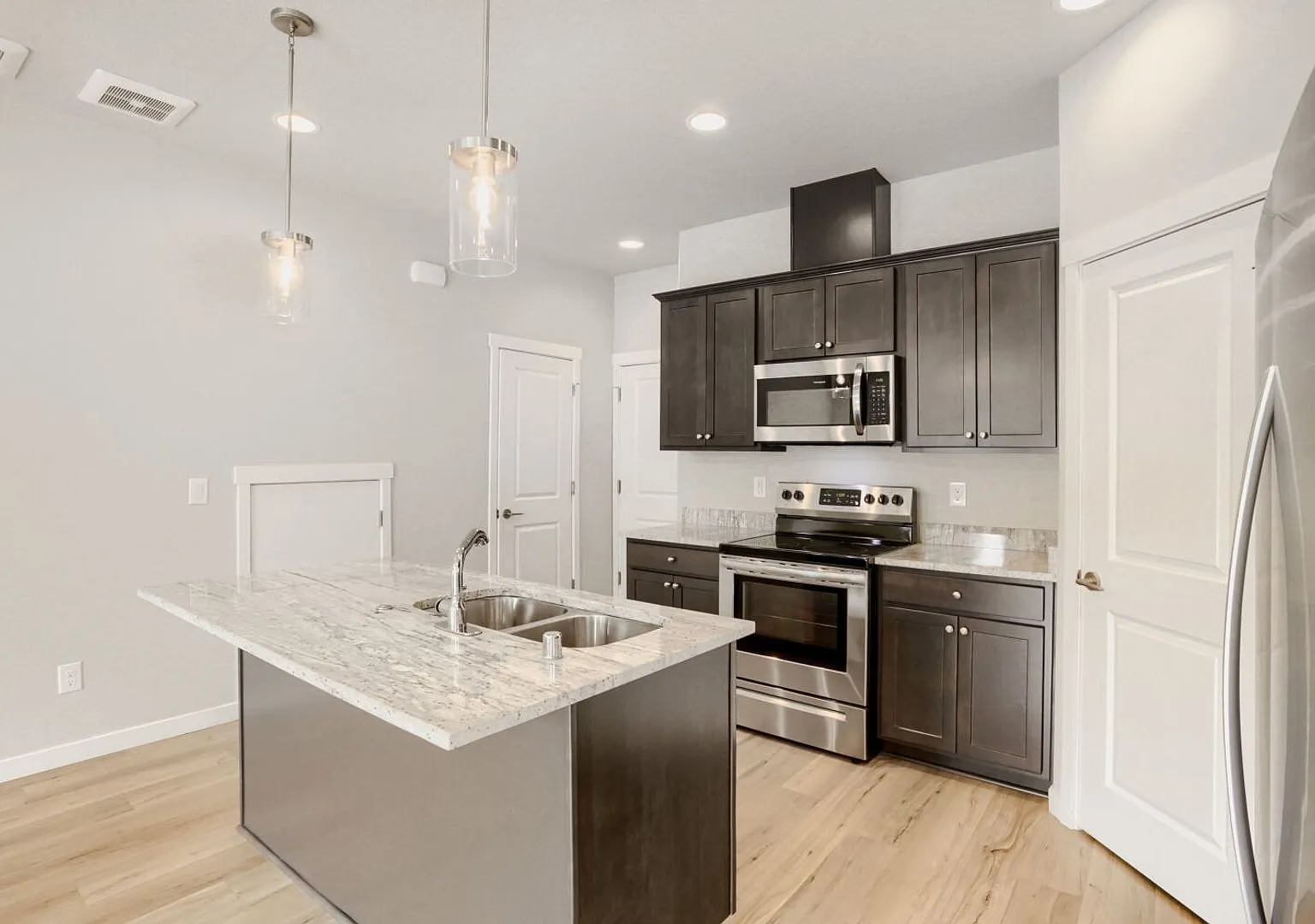Modern 4-Bedroom 2.5 bath Townhome in Lincoln Neighborhood — Photo 3