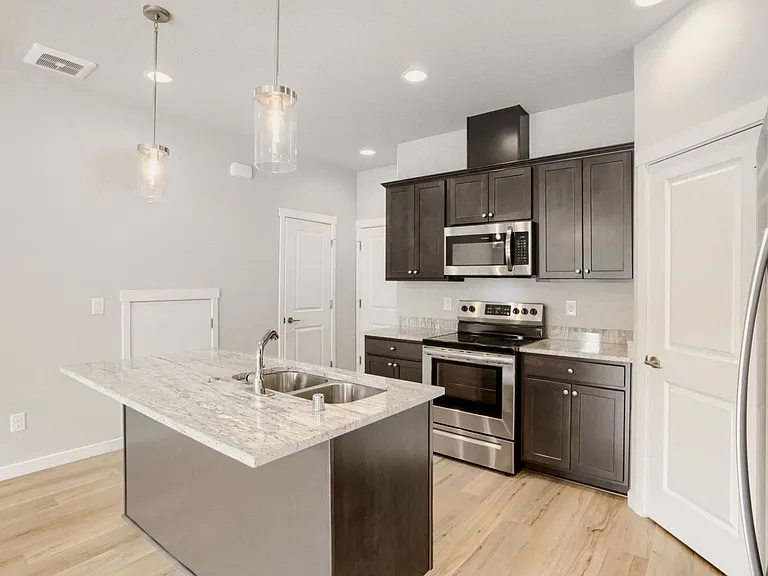 Lincoln Townhomes — Photo 3