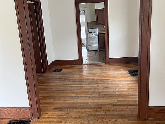 5th image of 901 Dewey Ave