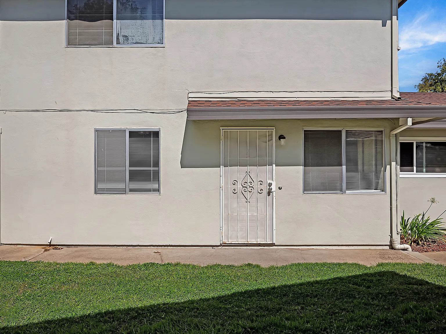 2 bed, 890 sqft, $2,200 — Photo 1