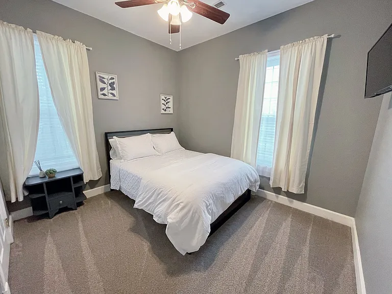 205 E Elm St — Photo 11