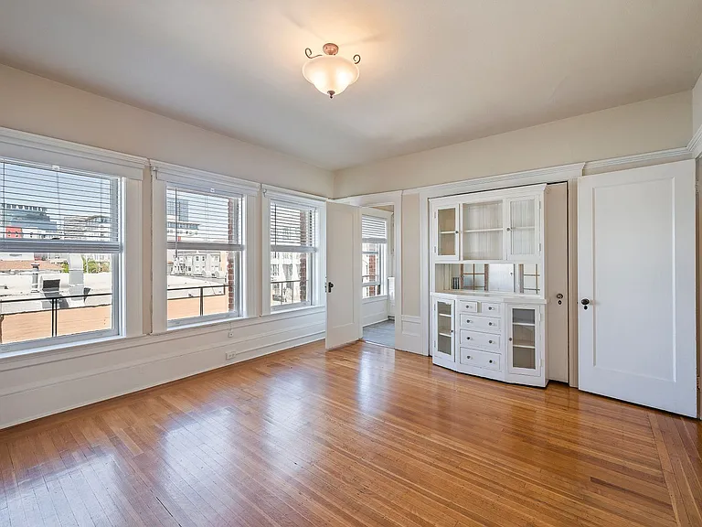 1029 Oak Street — Photo 1